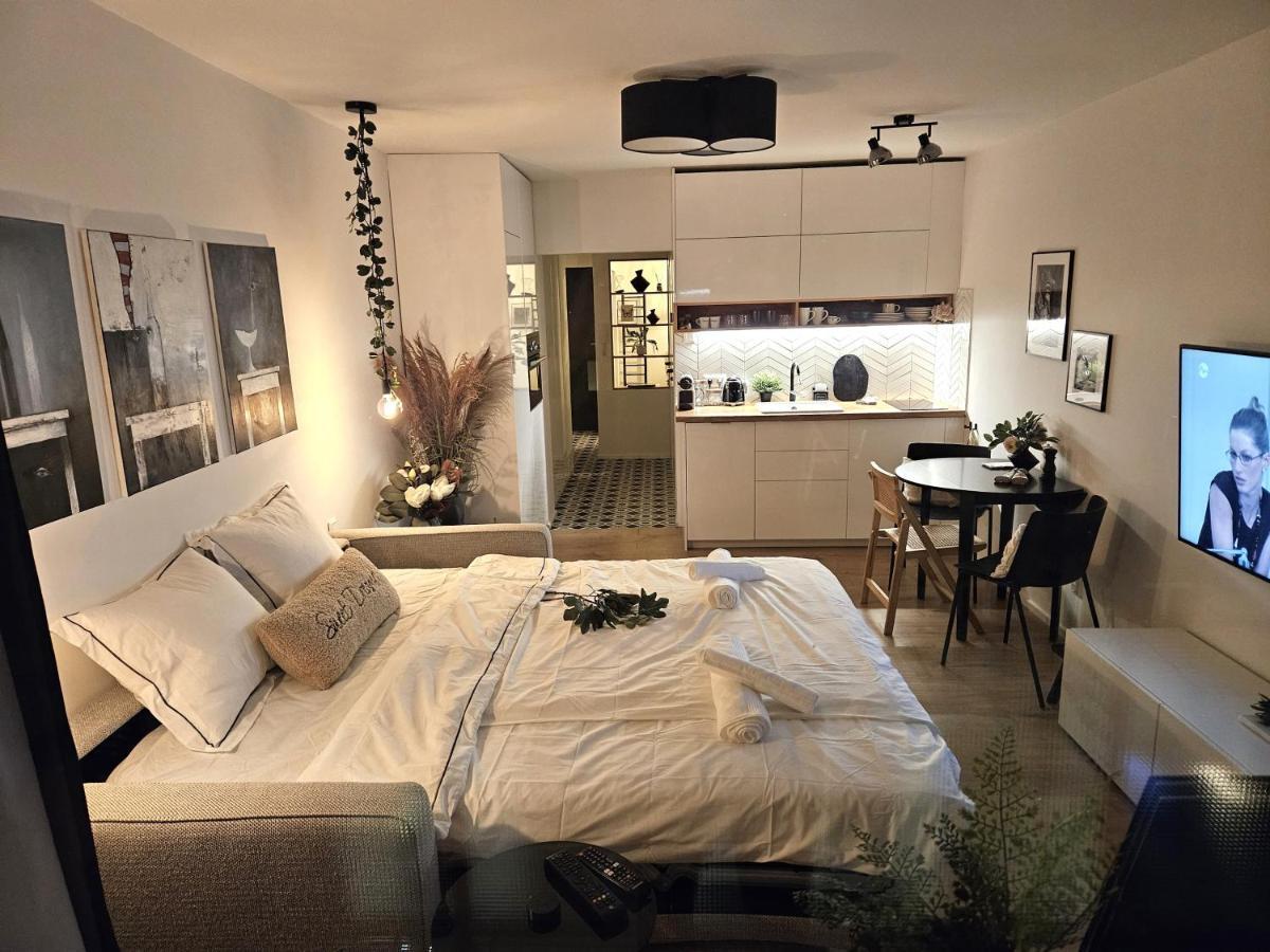 Design Apt In Old Town-Free Parking-Balcony Bratislava Ngoại thất bức ảnh